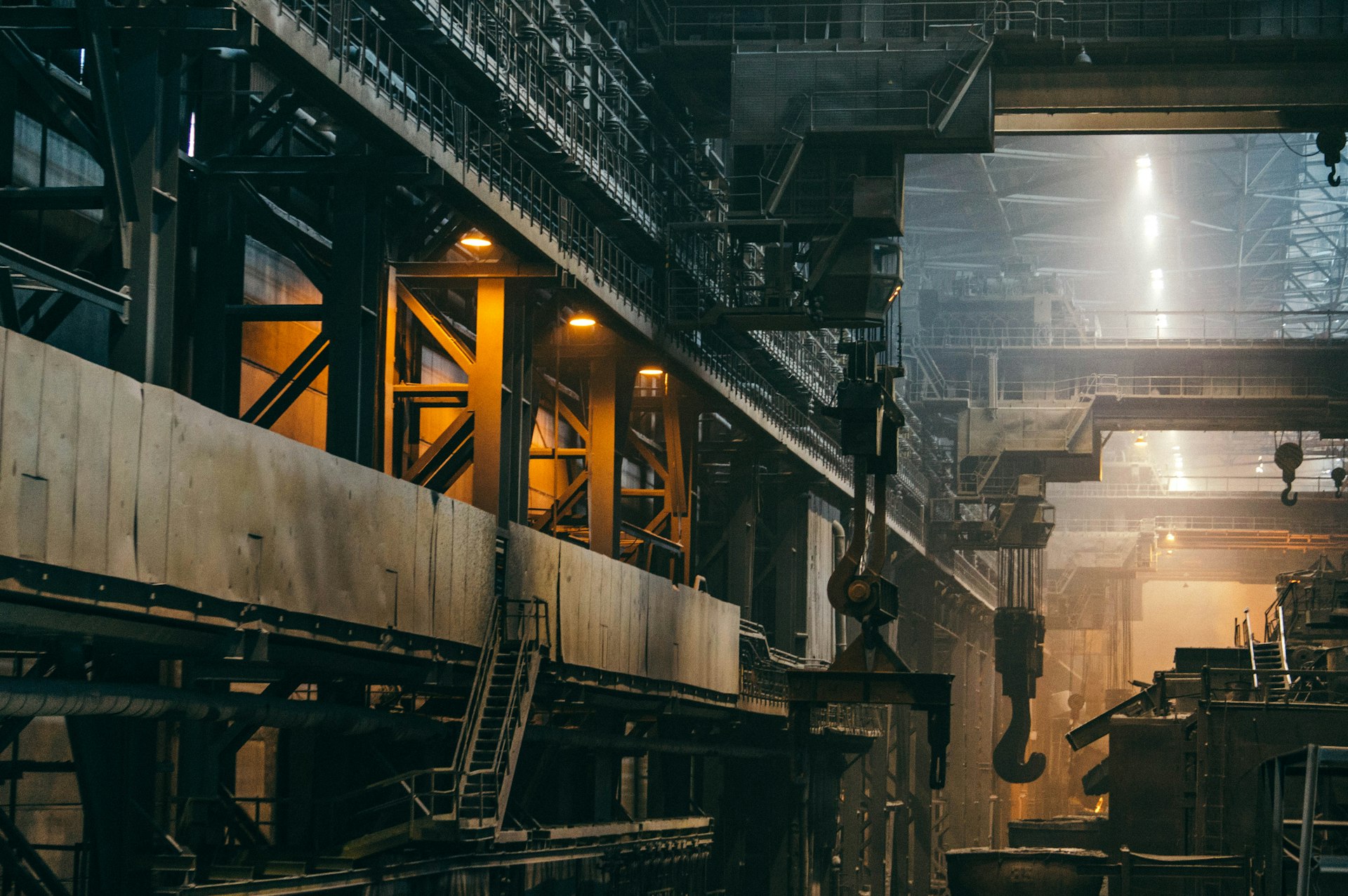 Weitwinkel-Innenaufnahme einer modernen Industrieanlage — Unternehmenswissen.AI für Industrie und Logistik